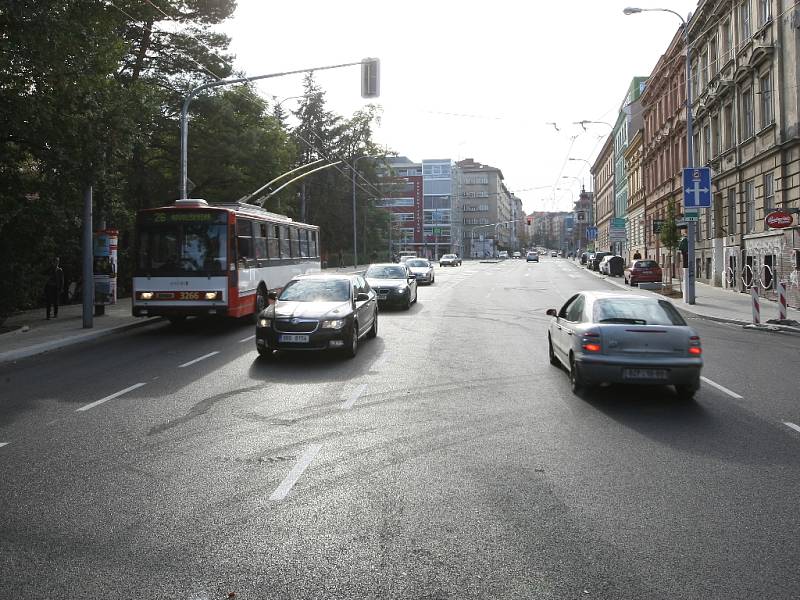 Patnáct měsíců oprav v brněnské Pionýrské ulici skončilo. Už se po ní znovu prohánějí řidiči se svými auty..