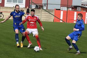 Fotbalisté Pohořelic (v červeném) podlehli 1:2 Kuřimi.