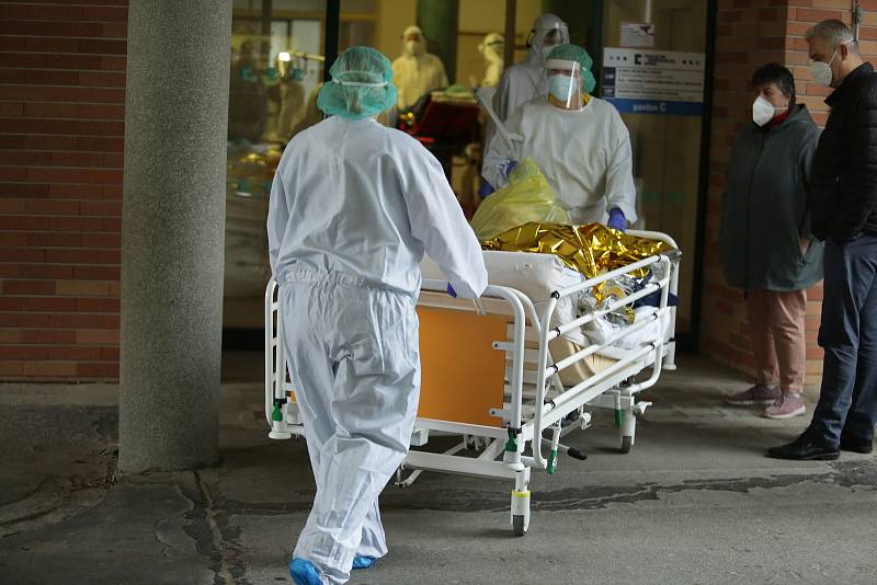 Transport pacientů s covidem z brněnského oddělení Kliniky infekčních chorob Fakultní nemocnice Brno do pražských nemocnic.