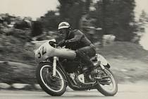 Na snímku vítěz první motocyklové Grand Prix Antonín Vitvar.