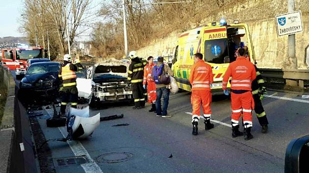 V Žabovřeské se srazila čtyři auta, v Brně se tvořily kolony.