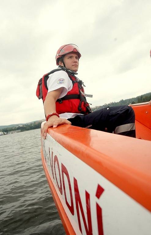  Vodní záchranná služba sídlí přímo na břehu Brněnské přehrady. Záchranářské týmy hlídají hladinu dvanáct hodin denně. Dohlíží, aby se neutopili relaxující turisté, ale také profesionální sportovci při různých sportovních akcích.