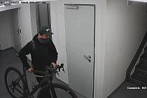 Díky kamerovému systému ve společných prostorách bytového domu zná policie totožnost zloděje.