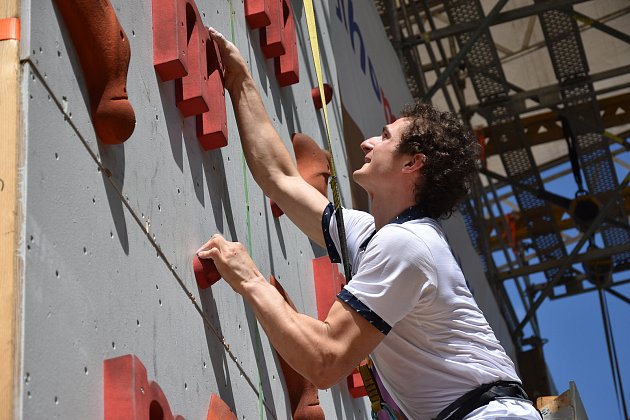 Lezec Adama Ondra byl bouřlivě přivítán na brněnském olympijském festivalu.