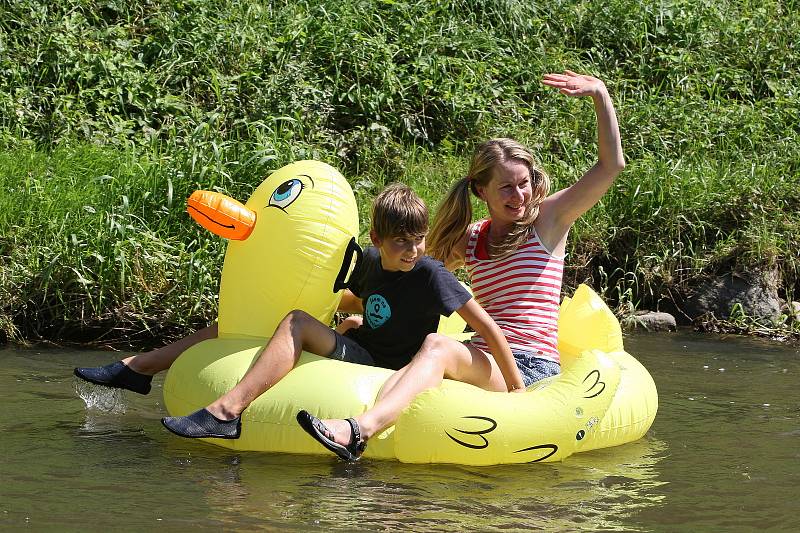 Pestrý program nabídl sobotní Festival na nábřeží. Konal se na několika místech podél řeky Svitavy od Bílovic po Tuřany. Součástí byla i neckyáda.