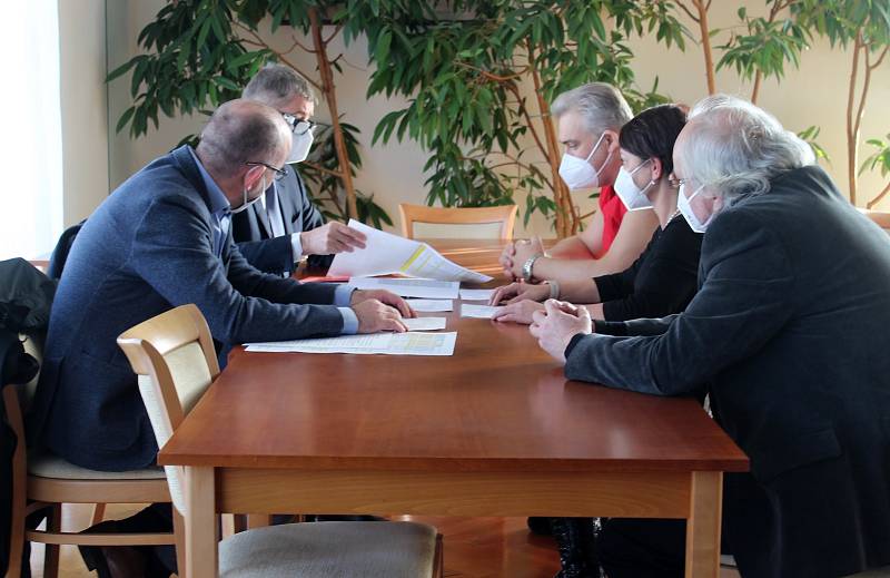Premiér Andrej Babiš a ministr zdravotnictví Jan Blatný ve středu navštívili očkovací centrum na brněnském výstavišti.