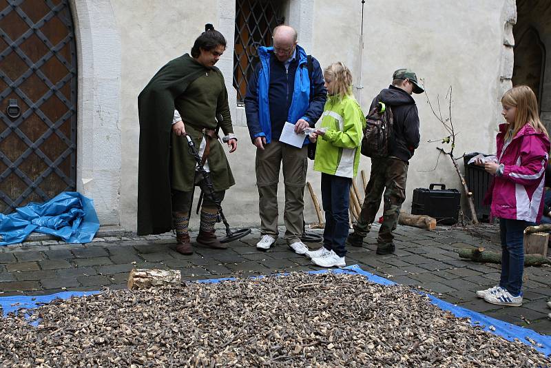 Lidé mleli obilí jako v pravěku. Na Špilberku slavili den archeologie. Děti si zkusily také hledat kovy.