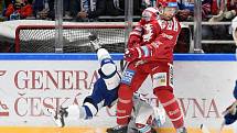 Domácí HC Kometa Brno (bílá) proti HC Oceláři Třinec (červená)