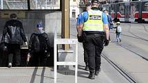 Hlídka strážníků v sobotu ve dvě hodiny odpoledne kontrolovala oblast brněnského hlavního nádraží. Dohlížela třeba, zda lidé nosí respirátory.