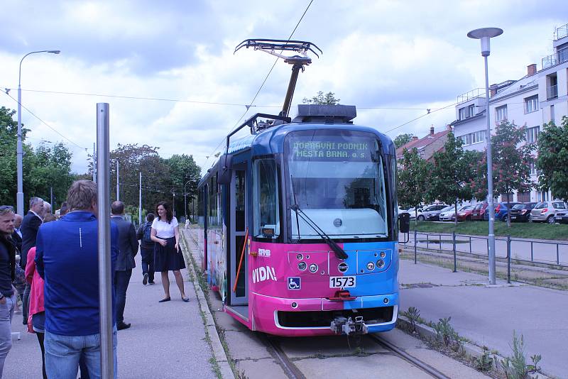 Po Brně bude jezdit nová tramvaj propagující svým potiskem brněnské Vida Science Centrum. Tramvaj pokřtili ředitel Vida centra Lukáš Richter, jihomoravský hejtman Bohumil Šimek a ředitel brněnského dopravního podniku Miloš Havránek.