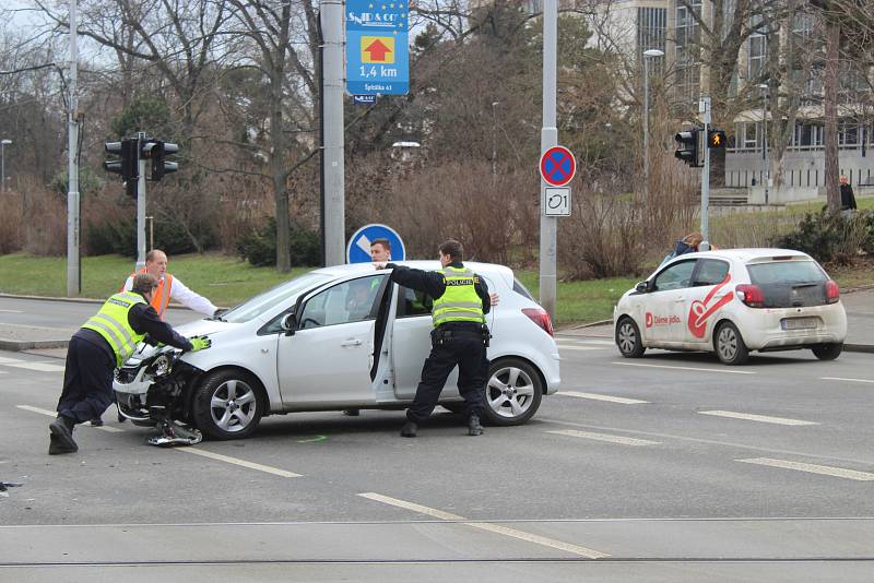 V křižovatce brněnských ulic Koliště a Milady Horákové se střetla dvě auta.