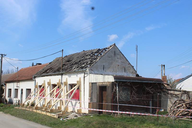 Výbuch plynu poničil dům ve Vlasaticích na Brněnsku. Byla to rána jako z děla, říkají sousedé Šindelovi.