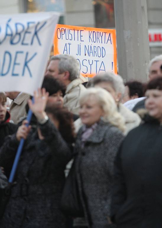 Demonstrace proti vládě v ulicích Brna.