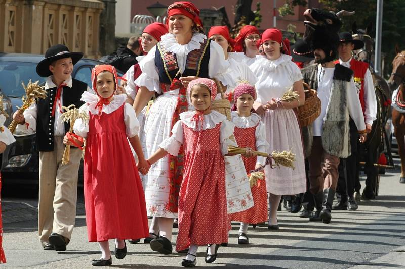 Desáté jihomoravské dožínky hostilo brněnské náměstí Svobody. Pořadatelé pro návštěvníky připravili bohatý program. Lidé mohli vidět několik folklorních vystoupení nebo ukázku zásahu historických hasičů. Obdivovali i zemědělskou techniku. 