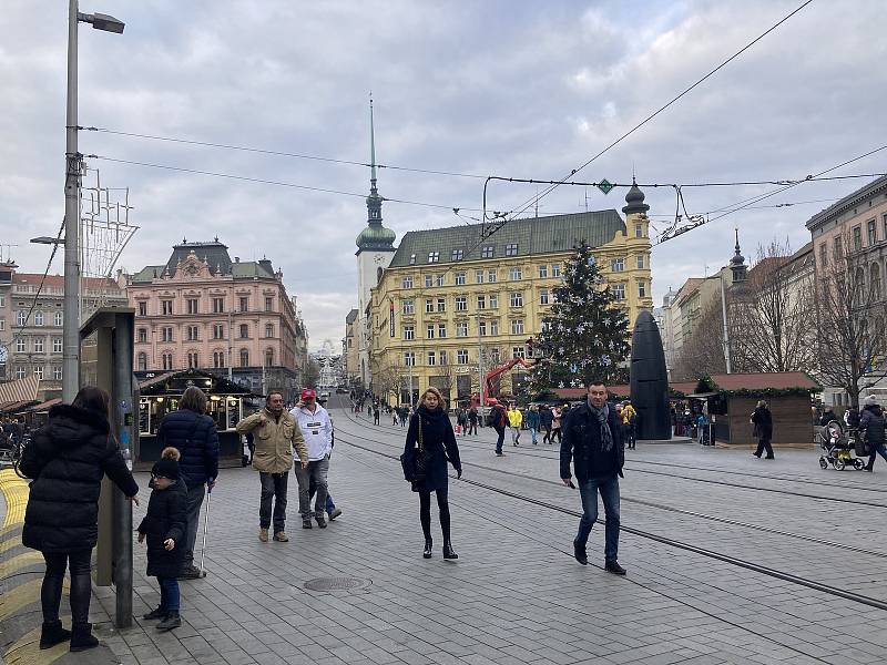 Svařák začíná na vánočních trzích v Brně na padesáti korunách. Jídla jsou spíše dražší, což se odráží také na návštěvnosti jednotlivých stánků.