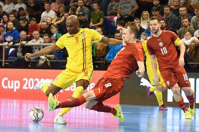 Brno 3.2.2020 - kvalifikační turnaj na futsalové MS 2020 - ČR Tomáš Koudelka (červená) Rumunsko Carlos-Henrique Ribeiro (žlutá)