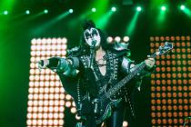 Svůj první koncert v Brně v sobotu večer odehrála americká rocková skupina Kiss. Vystoupení přilákalo na brněnské výstaviště 25 000 lidí.