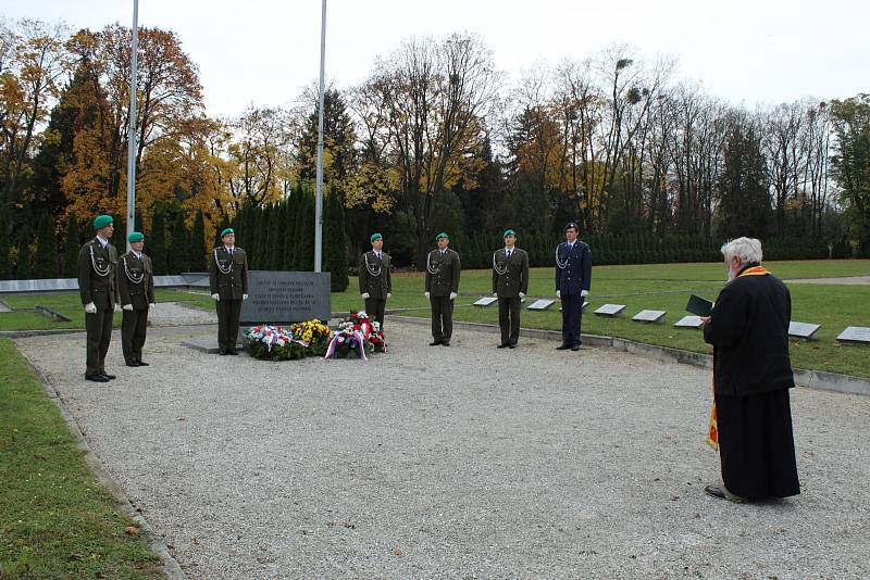 Rumunská velvyslankyně Carmen-Liliana Burlacu při příležitosti Dne Armády Rumunska vzdala hold padlým rumunským vojákům, kteří se podíleli na osvobozování Brna a tehdejšího Československa při pietním aktu u pomníku rumunských hrdinů na Ústředním hřbitově.