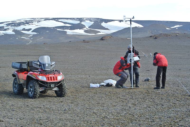 Šestnáctičlennou výzkumnou expedici na Antarktidu vede věděc Filip Hrbáček z brněnské Masarykovy univerzity.
