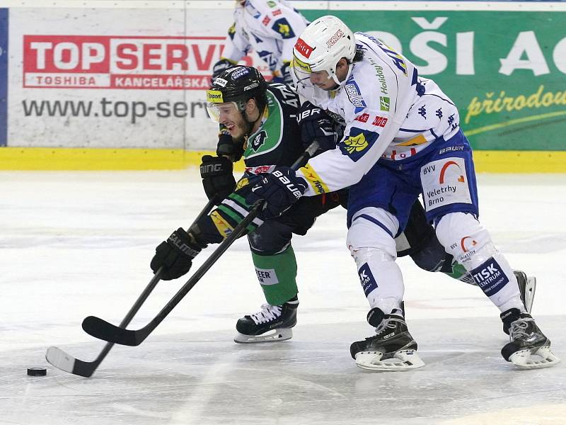 Hokejová Kometa (v bílém) podlehla Mladé Boleslavi těsně 2:3 a ukončila svou úctyhodnou šňůru jedenácti zápasů v řadě, v nichž bodovala.