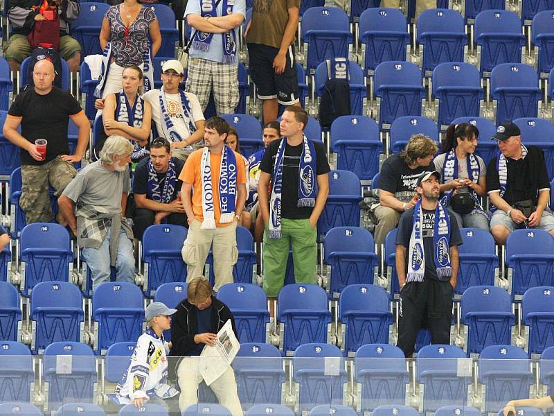 Hokejisté brněnské Komety pokřtili opravené Rondo nejlepším možným způsobem. V přípravném zápase porazili Slovan Bratislava 1:0.