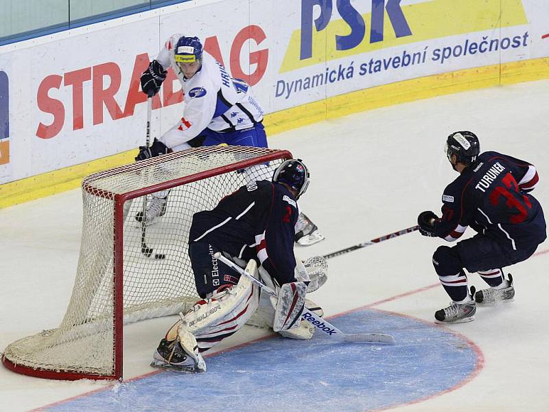 Hokejisté brněnské Komety pokřtili opravené Rondo nejlepším možným způsobem. V přípravném zápase porazili Slovan Bratislava 1:0.