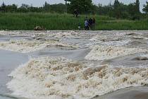 STUPEŇ OHROŽENÍ. Řeka Morava dosáhla v pondělí v kraji třetího povodňového stupně ve Strážnici a Lanžhotě.