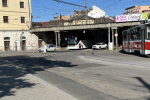 Italský řidič autobusu uvízl pod mostem v Brně. Musel si vypustit pneumatiky