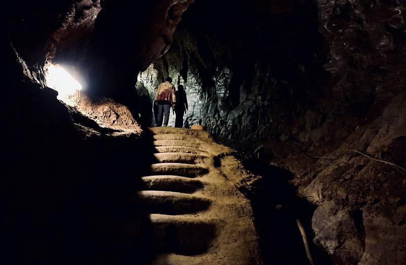 Jeskyně Býčí skála v Moravském krasu. Tajuplné místo pravěkých rituálních vražd. V roce 1869 tam nalezli sošku bronzového býka.