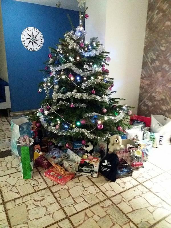Jihomoravští policisté darovali hračky na dětskou onkologií a do dětského domova.