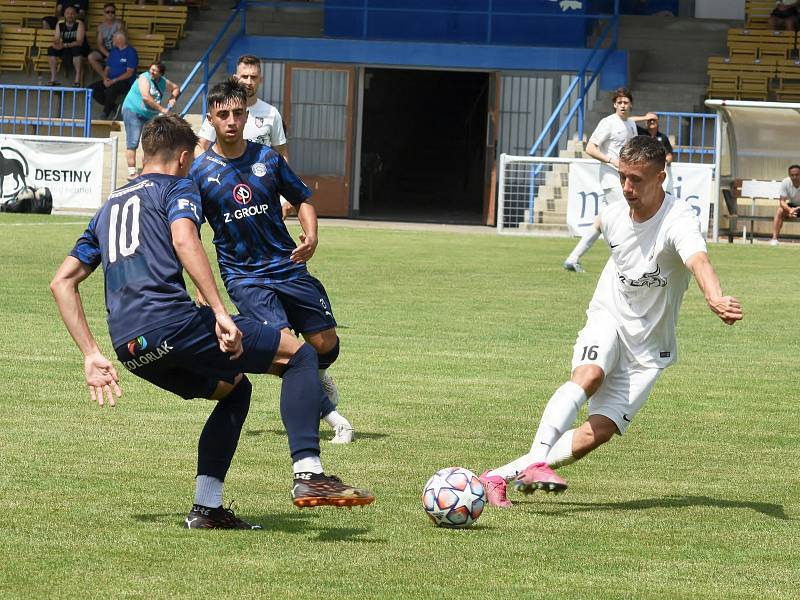 Lanžhotští fotbalisté (v bílém) hráli v přípravě i s třetiligovým Slováckem B, kterému podlehli 1:2. V poháru narazí na Hodonín.