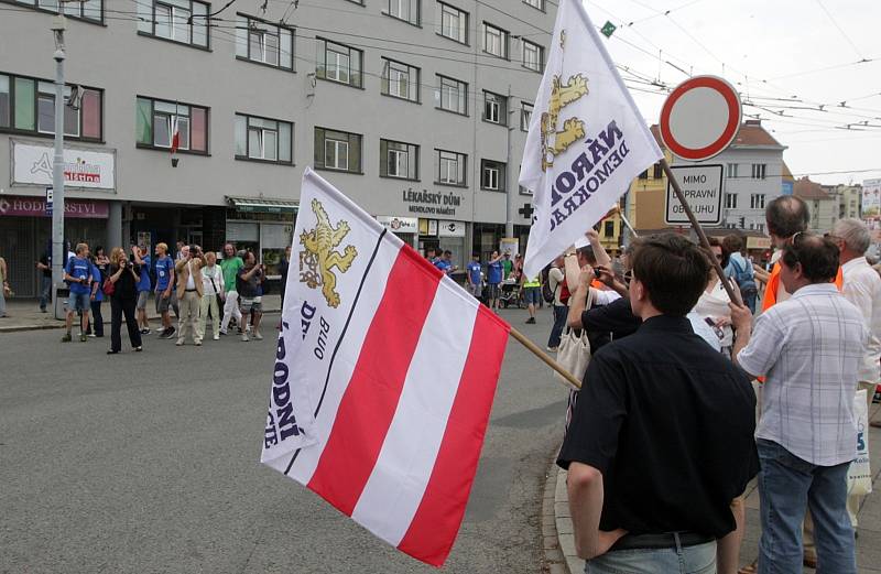 Na účastníky Pouti smíření čekala v Brně skupina odpůrců, která smíření s Němci nepodporuje.