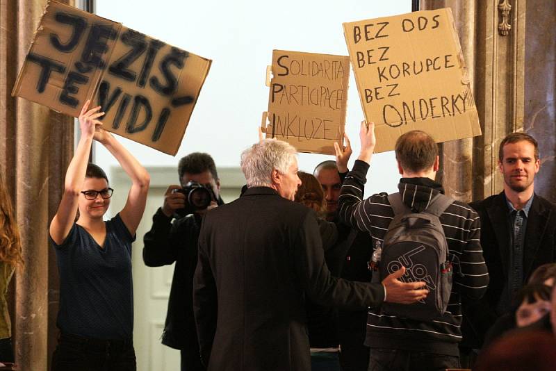 Na jednání brněnského zastupitelstva si několik demonstrantů přineslo transparenty na podporu stávající koalice. V sále vystoupil i krajně pravicový politik Miroslav Sládek, po jeho proslovu ovšem následoval nesouhlasný pískot.