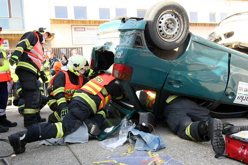 Soutěž o pohár města Rosice ve vyprošťování zraněného člověka při autonehodě.