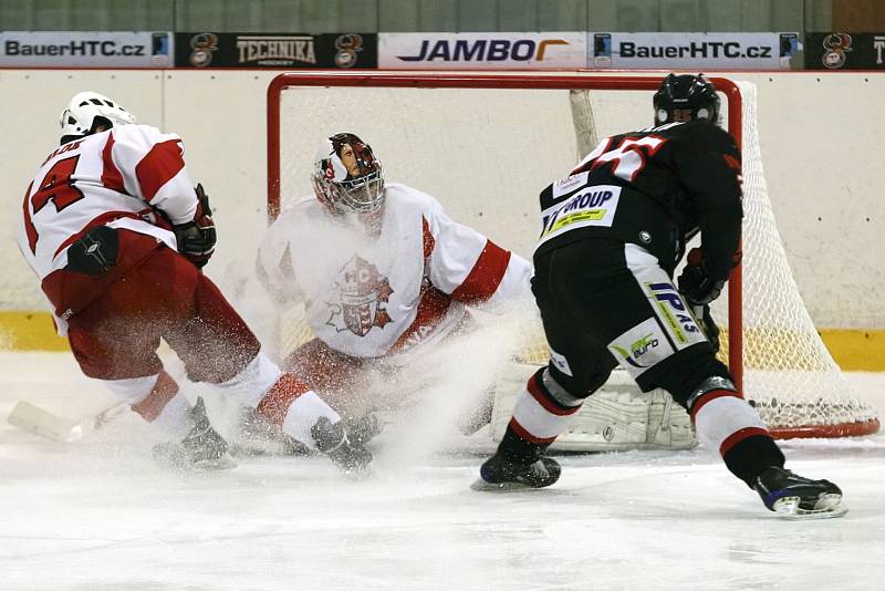 Hokejisté brněnské Techniky (v tmavém) podlehli ve středu Opavě těsně 0:1 a skončili už ve čtvrtfinále play off.