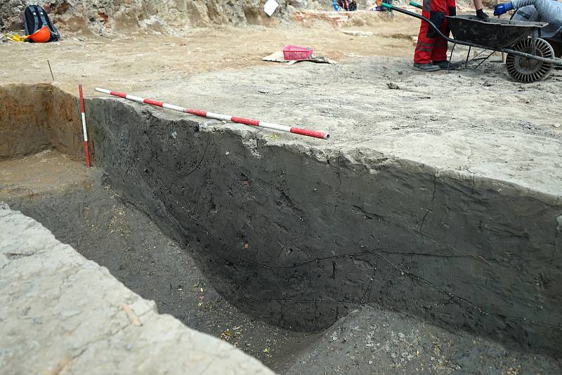 Archeologický výzkum v Hybešově ulici. Odborníci odkryli pozůstatky vodoteče.