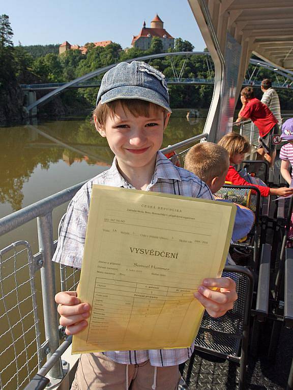 Rozdávání vysvědčení školákům na brněnské přehradě.