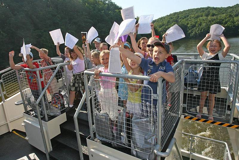 Rozdávání vysvědčení školákům na brněnské přehradě.