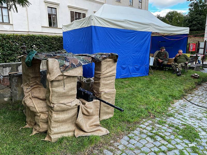 Poslední srpnový víkend si lidé v Rosicích užívali akci nazvanou Zámek v obležení. Nahlédnout mohli i do krytu.