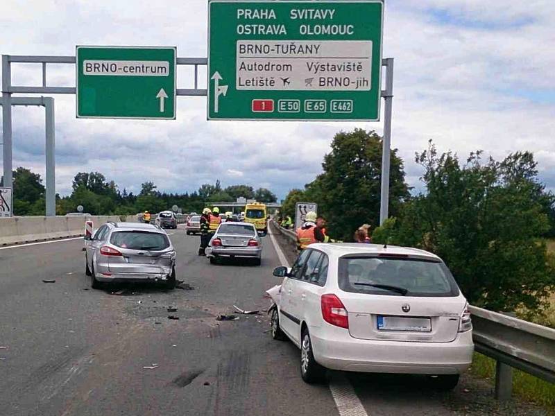 Nehoda čtyř osobních aut na dálnici D2 poblíž obchodního centra Olympia Brno si vyžádala šest zraněných lidí. V místě se tvoří asi čtyřkilometrová kolona.