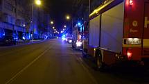 Zraněním jednoho z hasičů skončil pondělní noční požár v centru Brna. Ze sousedního domu kvůli němu museli evakuovat obyvatele.