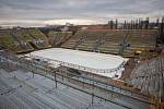 První zamrazená vrstva ledové plochy ohraničená mantinely dodala přesné obrysy aréně za Lužánkami, kde v rámci Hokejových her pod širým nebem nastoupila 3. ledna 2016 Kometa Brno proti Plzni.