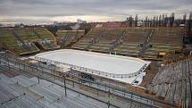První zamrazená vrstva ledové plochy ohraničená mantinely dodala přesné obrysy aréně za Lužánkami, kde v rámci Hokejových her pod širým nebem nastoupila 3. ledna 2016 Kometa Brno proti Plzni.