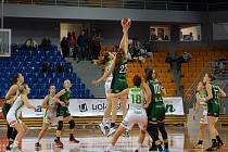 Basketbalistky KP Brno (v bílozelených dresech) v derby těsně porazily Žabiny 65:64.