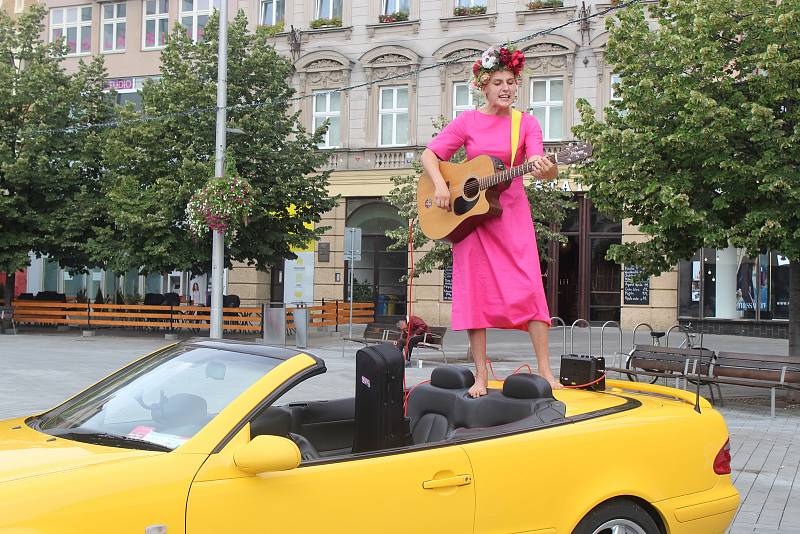 Umělci v Brně hráli na autech, balkónech, rikšách i na ulici. Součástí festivalu Maraton hudby byl i busking