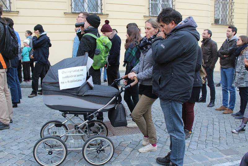 Více než dva tisíce lidí se sešly v pondělí večer na brněnském Dominikánském náměstí na shromáždění Za nezávislou justici. Účastníci protestu požadovali odstoupení nově jmenované ministryně spravedlnosti Marie Benešové.