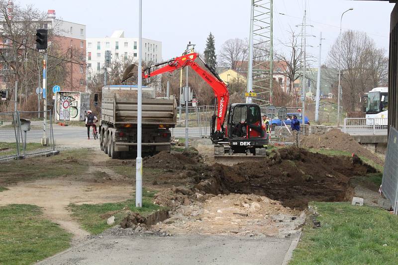 Dlouhodobě problematické je rozdělení cyklostezky frekventovanou silnicí v Hladíkově ulici. Cyklisté zde často přejíždějí mimo přechod a riskují. Vše by měl vyřešit nový podchod.