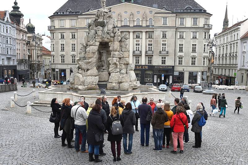 Brno 20.3.2020 - srovnání místa před a po zákazu pohybu bez zakrytých úst a nosu - Zelný trh