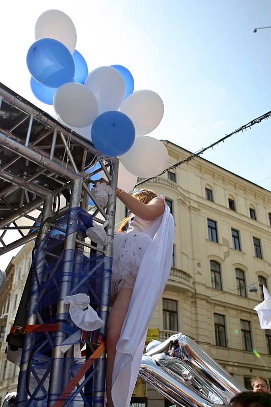 Tisíce studentů se zúčastnily majálesového průvodu z náměstí Svobody na brněnské výstaviště za doprovodu kapel.