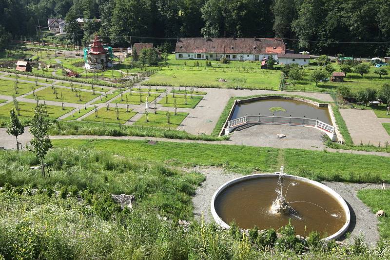 Obnova vrchnostenské okrasné zahrady na hradě Pernštejn.